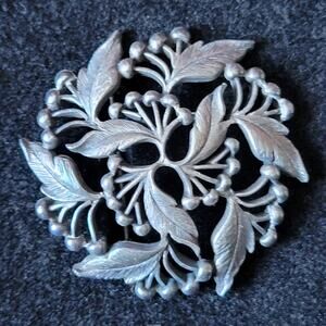 VTG 1973 Amway Pewter Holly Leaves & Berries Round Pin Brooch Original Box USA